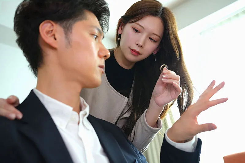 Cô vợ đi đi chơi, ông xã ở nhà bị nhỏ em bà xã gạ chịch không trượt phát nào